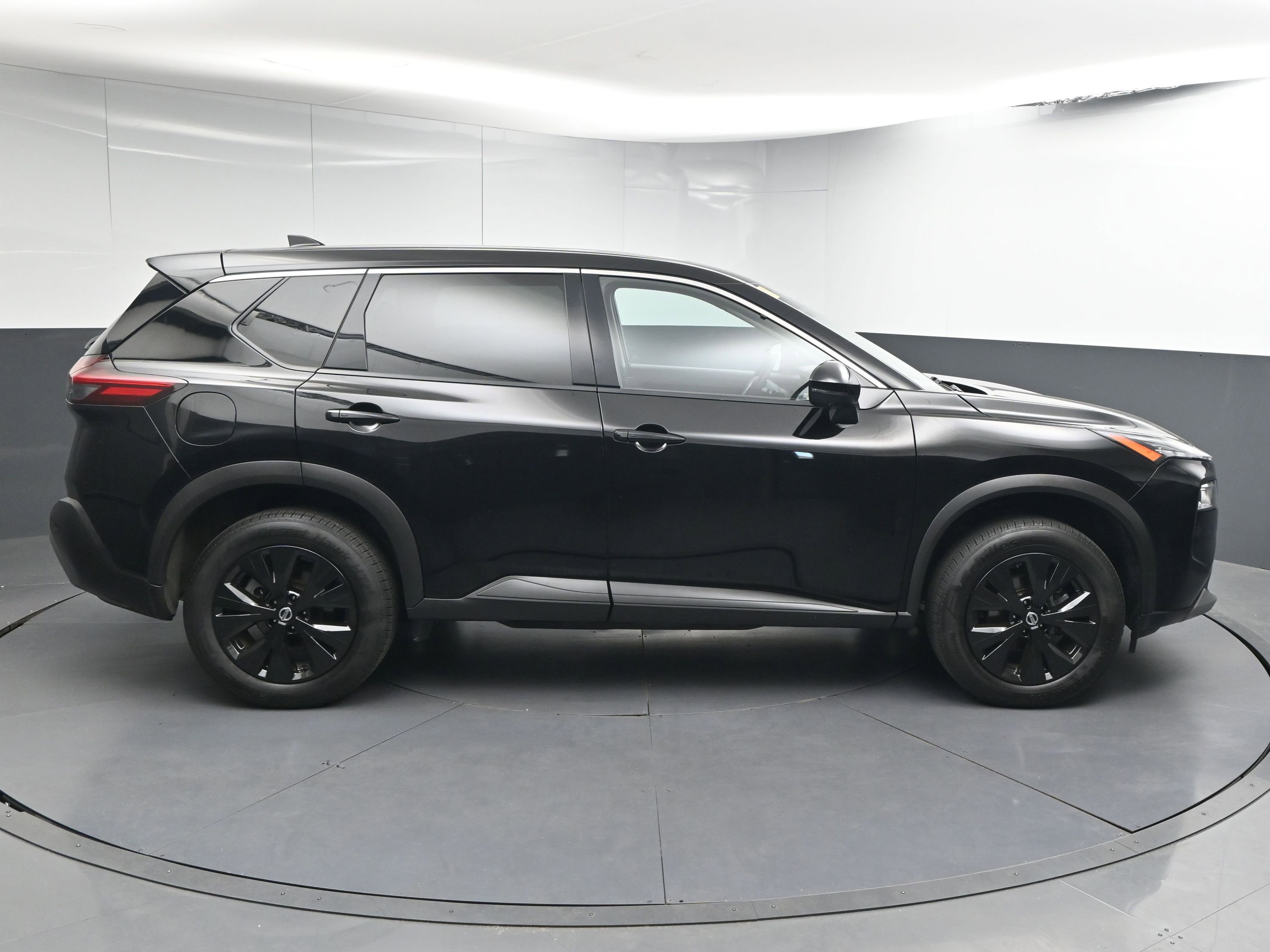 Used 2021 Nissan Rogue SV image 9