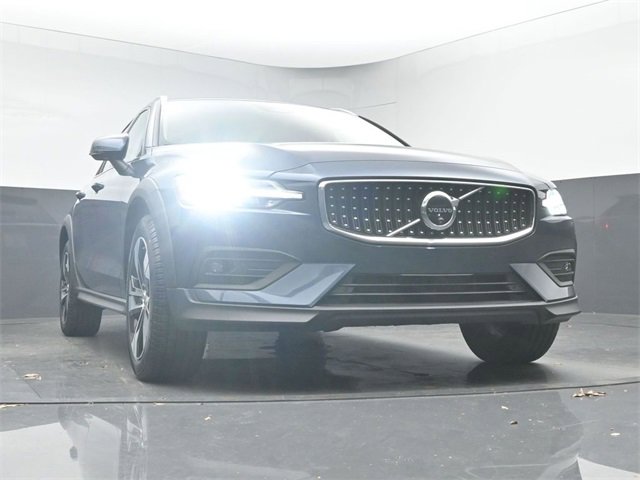 Used 2024 Volvo V60 B5 Cross Country Plus image 37