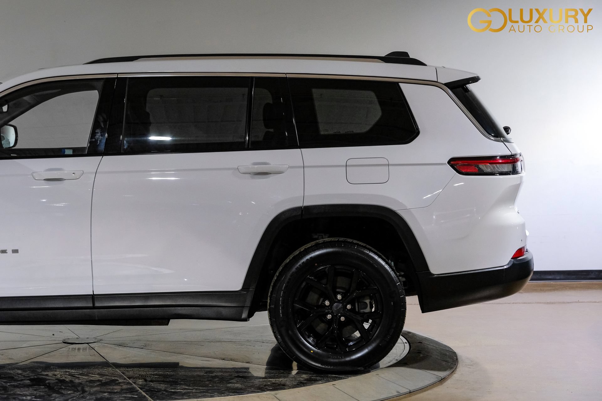 Used 2023 Jeep Grand Cherokee L Limited AWD/4WD image 15