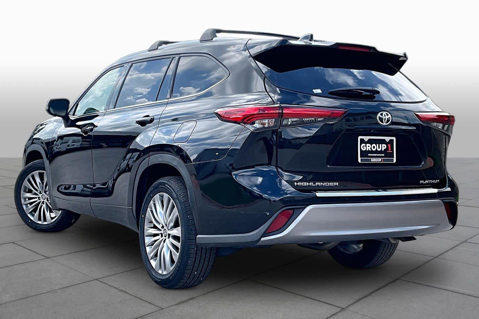 Used 2023 Toyota Highlander Platinum FWD image 12