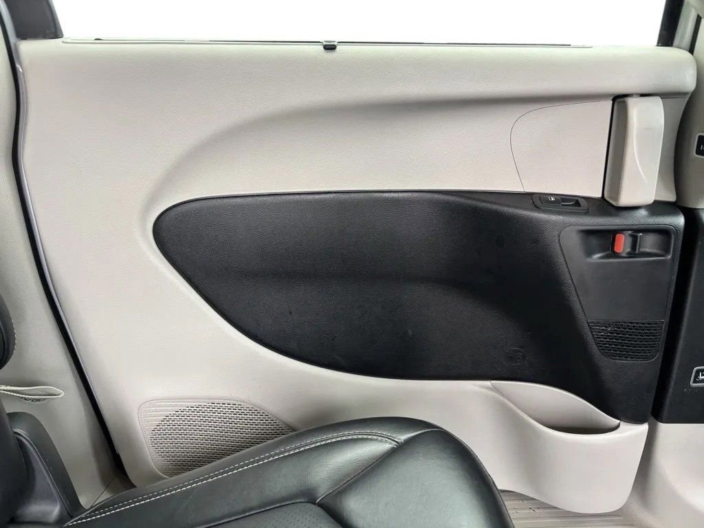 Used 2024 Chrysler Pacifica Touring-L image 27