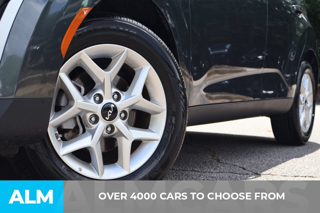 Used 2025 Kia Soul LX w/ LX Technology Package FWD image 2