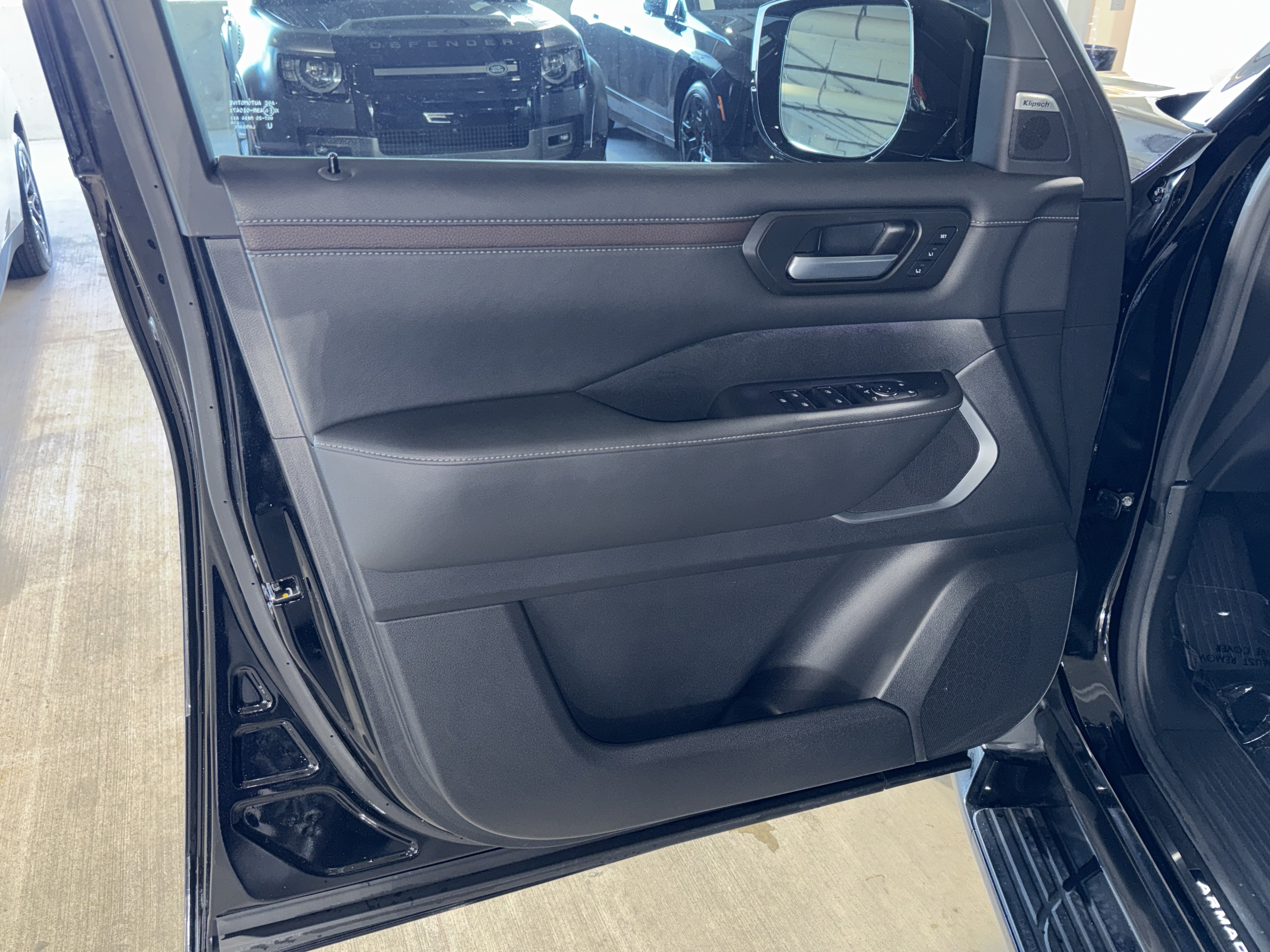 Used 2025 Nissan Armada Platinum Reserve RWD image 11
