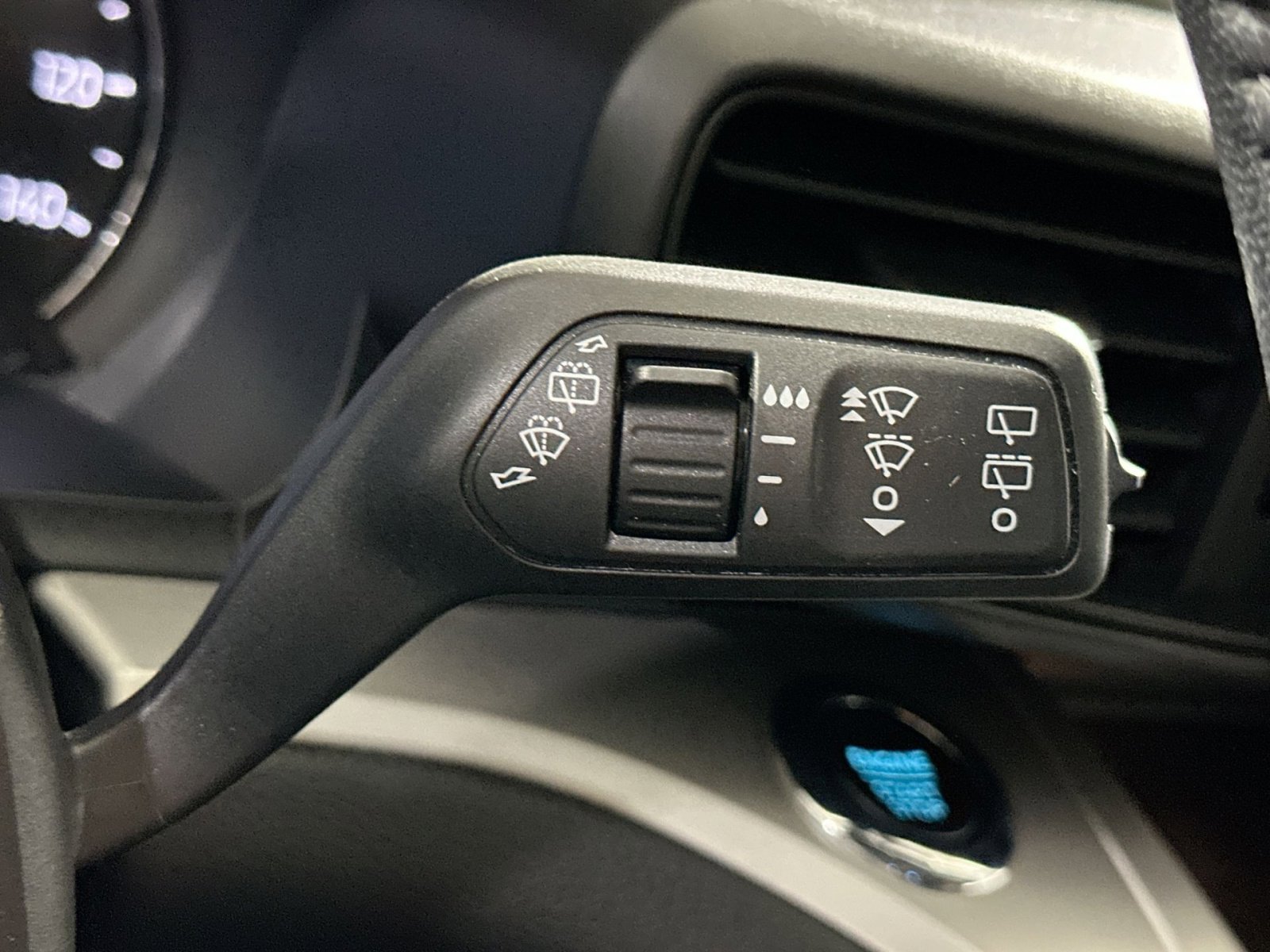 Used 2022 Ford Explorer XLT image 26