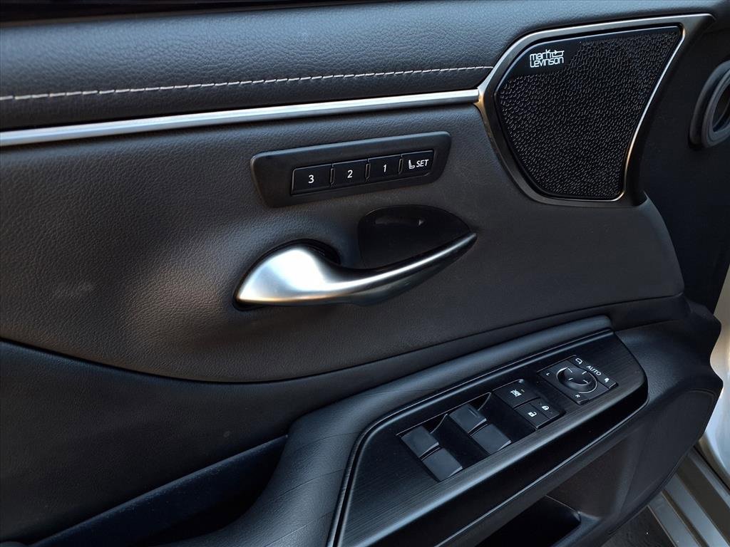 Used 2020 Lexus ES 300h w/ Luxury Package image 17