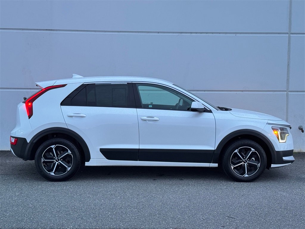 Used 2023 Kia Niro LX image 8