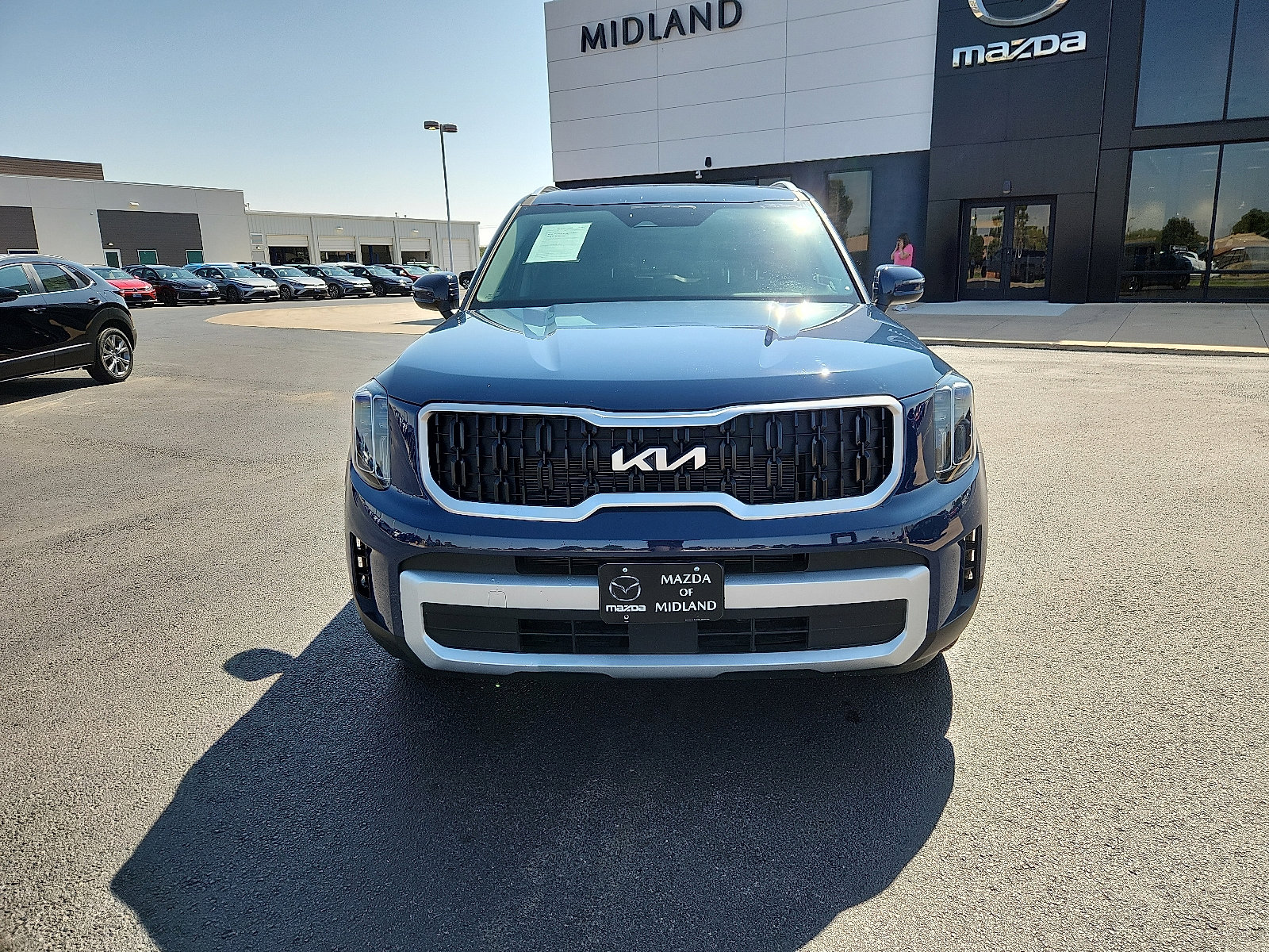 Used 2025 Kia Telluride EX w/ EX Captain's Chair Package image 2