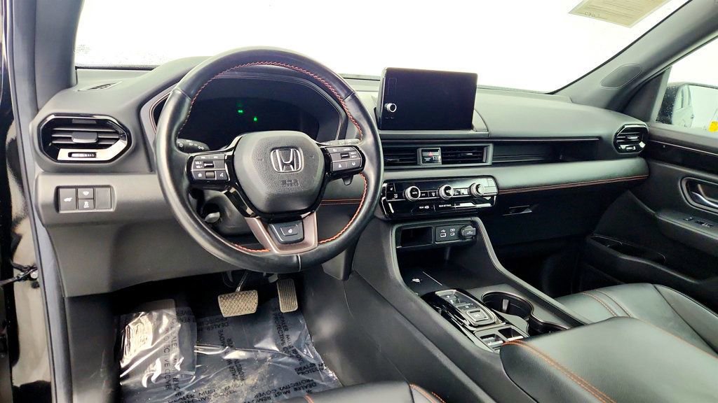 Used 2025 Honda Pilot TrailSport image 13