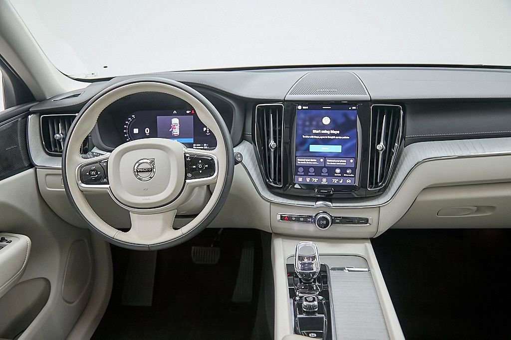 Certified 2024 Volvo XC60 T8 Ultimate w/ Protection Package Premier image 26