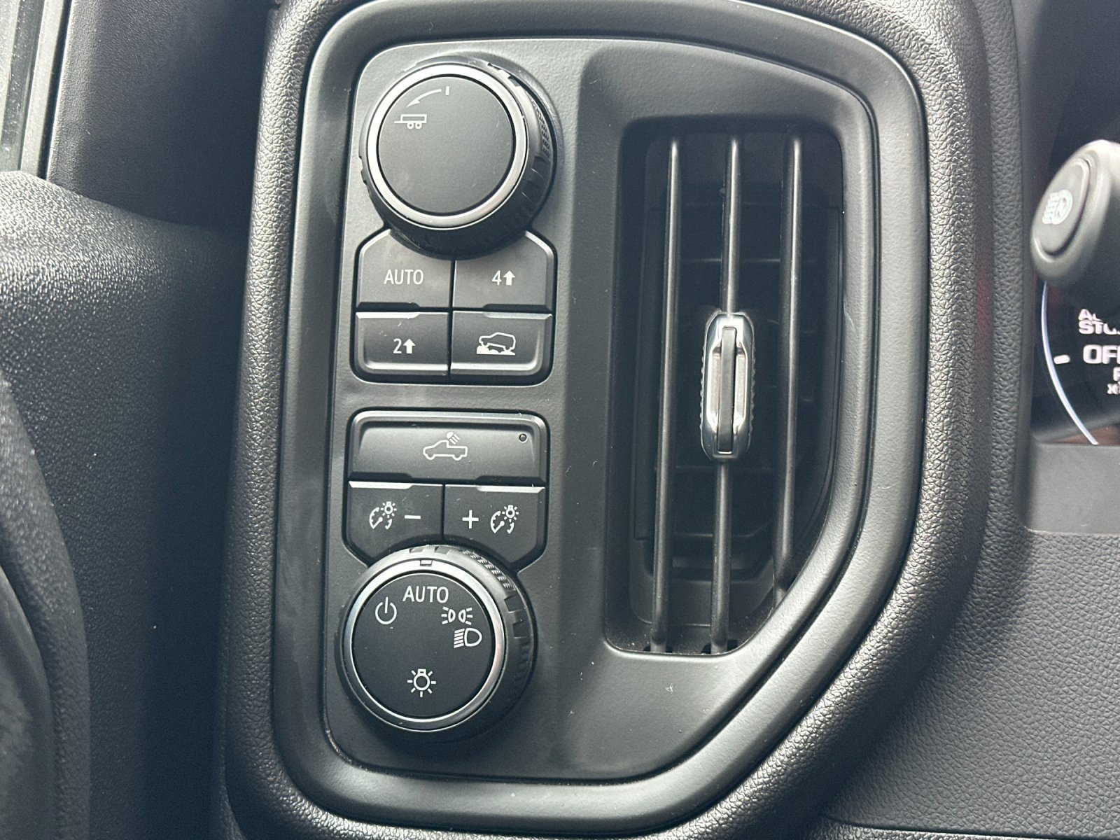 Used 2025 Chevrolet Silverado 1500 Custom image 30