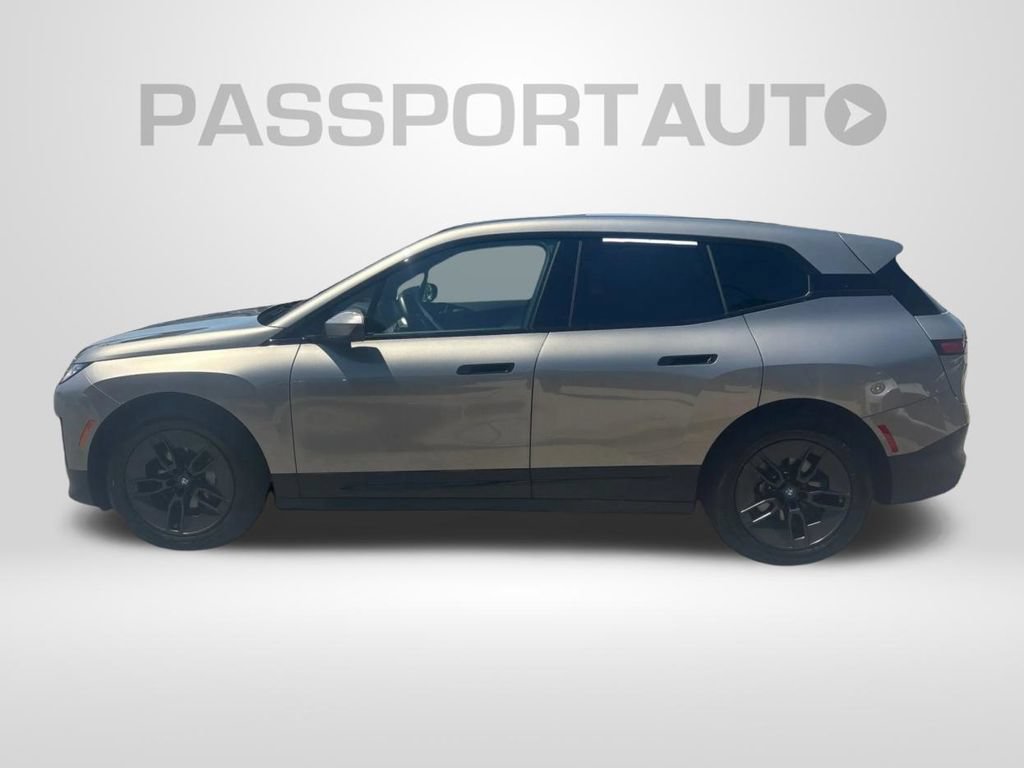 Used 2025 BMW iX xDrive50 w/ Premium Package AWD/4WD image 9