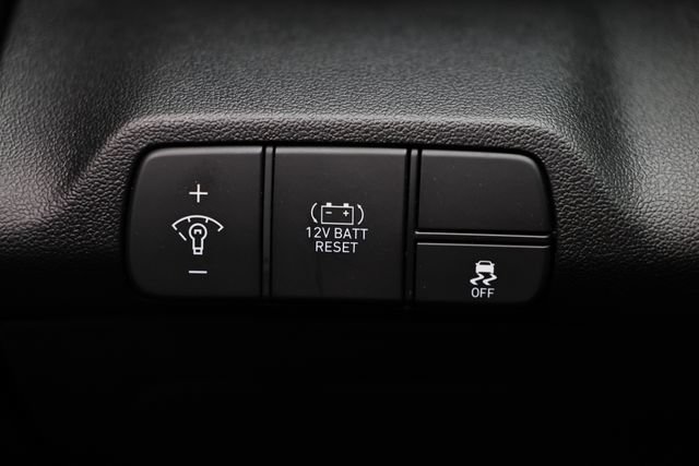 Certified 2025 Hyundai Elantra SEL FWD image 31