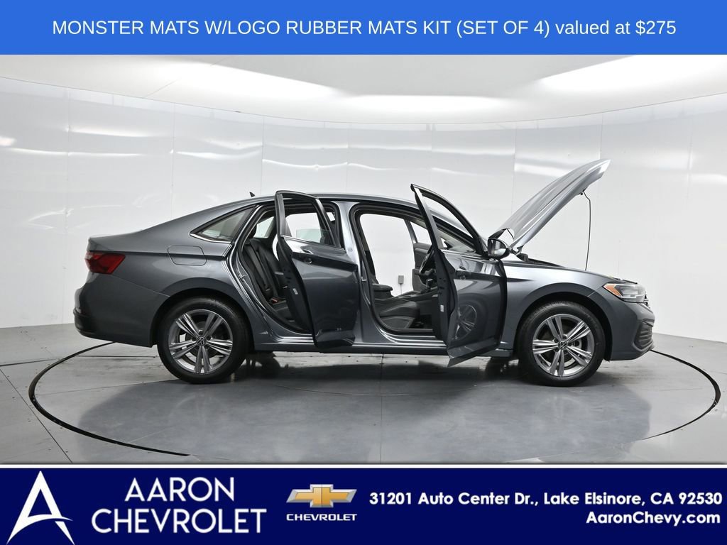 Used 2022 Volkswagen Jetta SE image 3