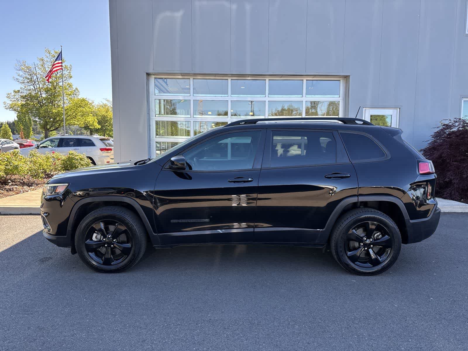 Used 2019 Jeep Cherokee Latitude Plus AWD/4WD image 2