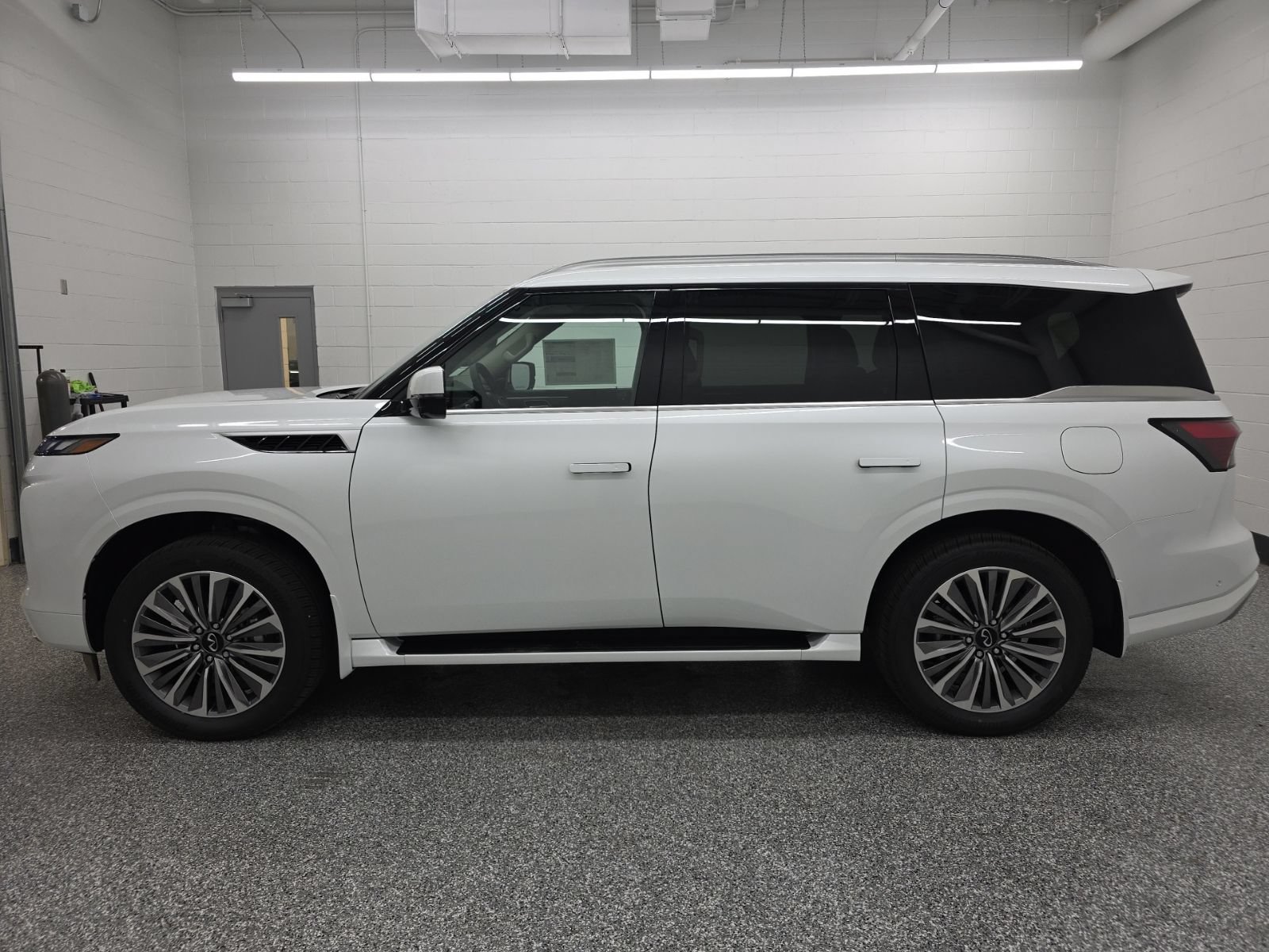 New 2026 INFINITI QX80 Luxe w/ Cargo Package AWD/4WD image 2