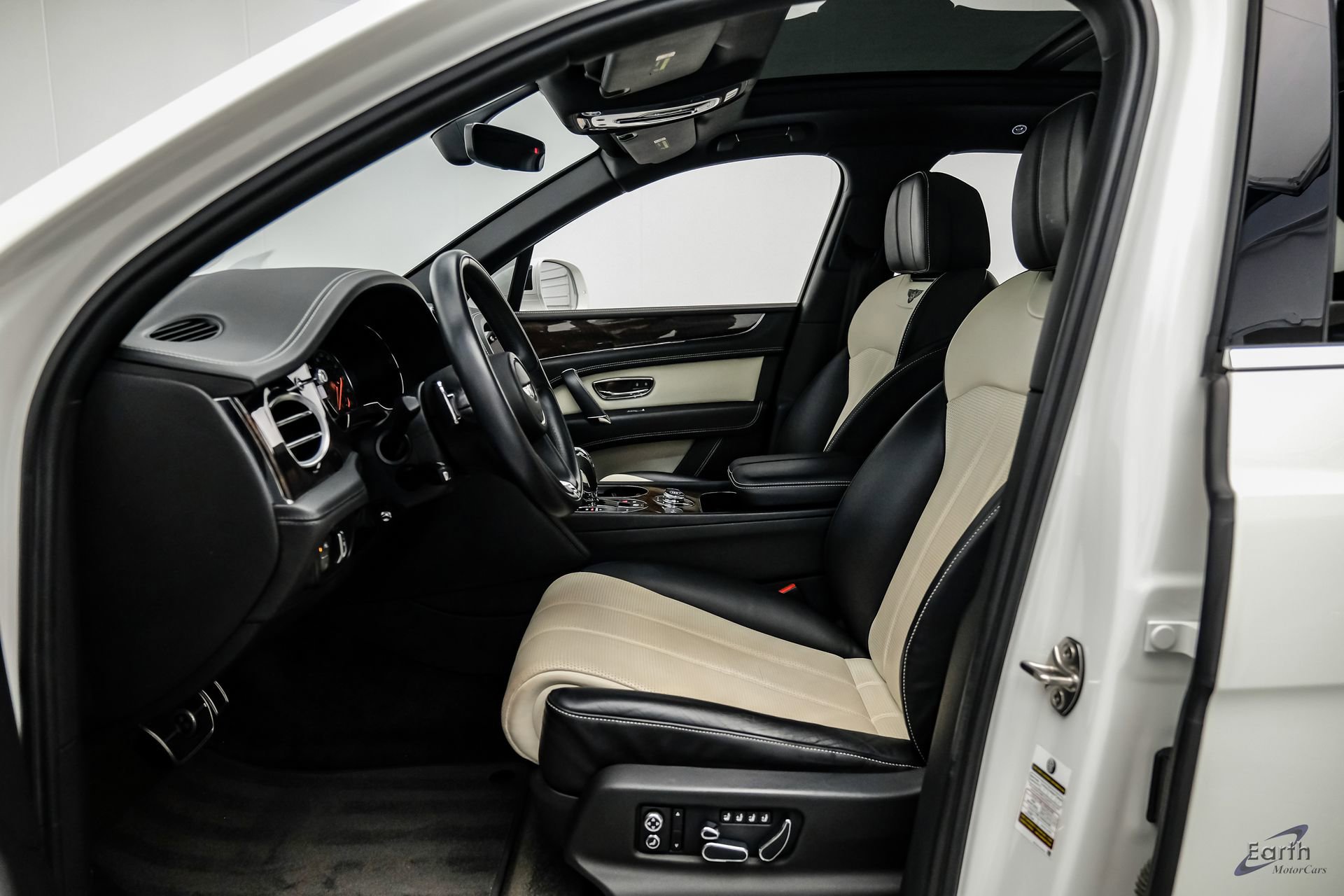 Used 2019 Bentley Bentayga image 35