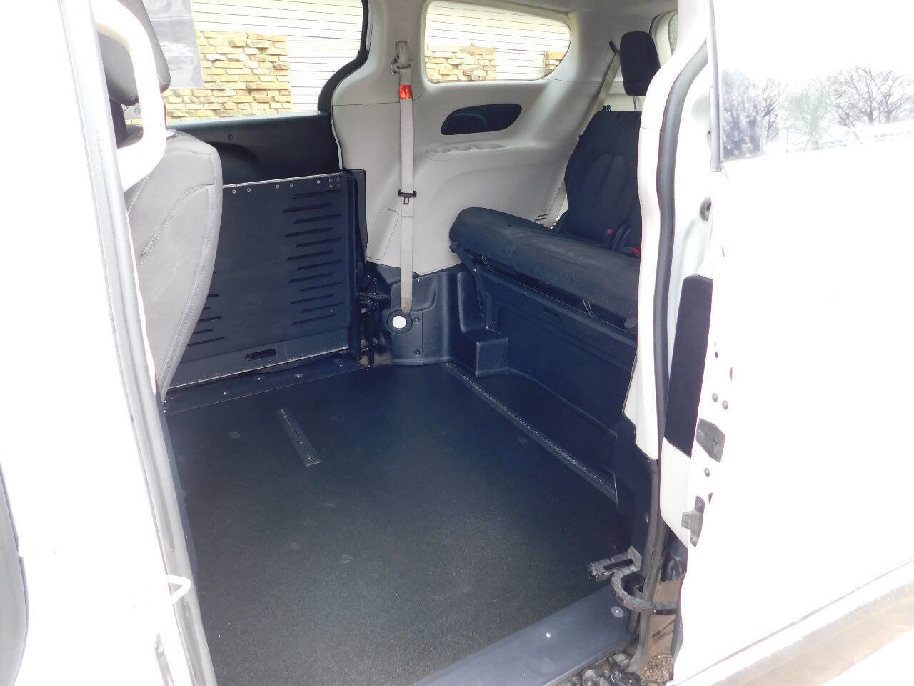 Used 2022 Chrysler Voyager LX image 29