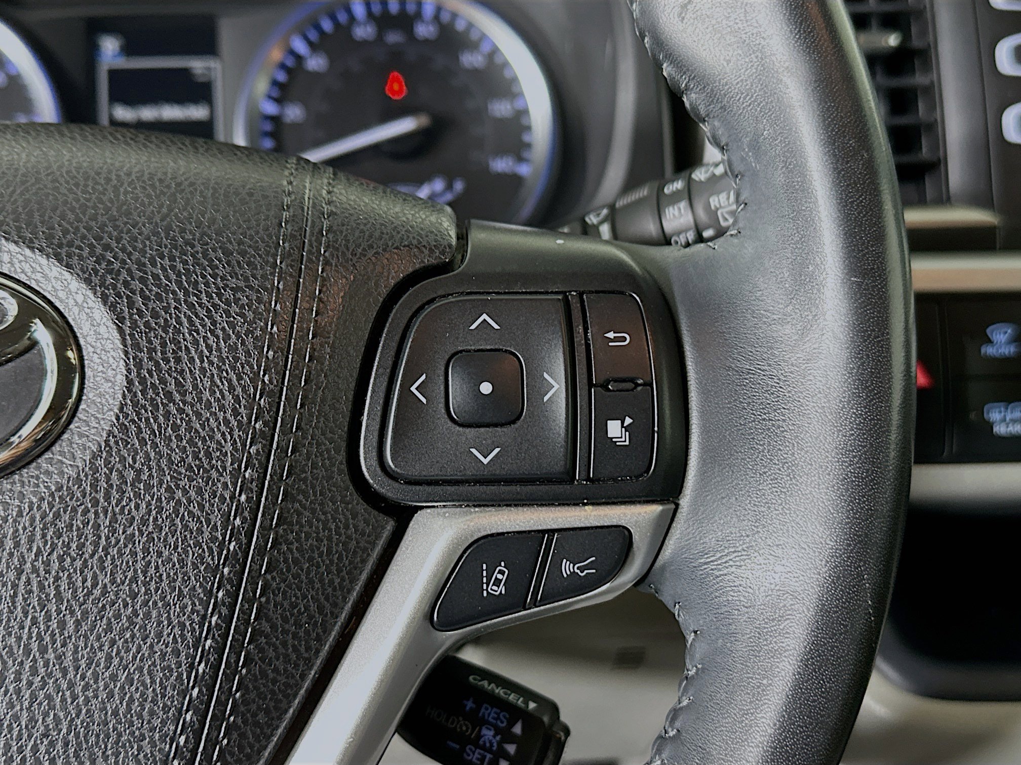 Used 2019 Toyota Highlander XLE FWD image 17