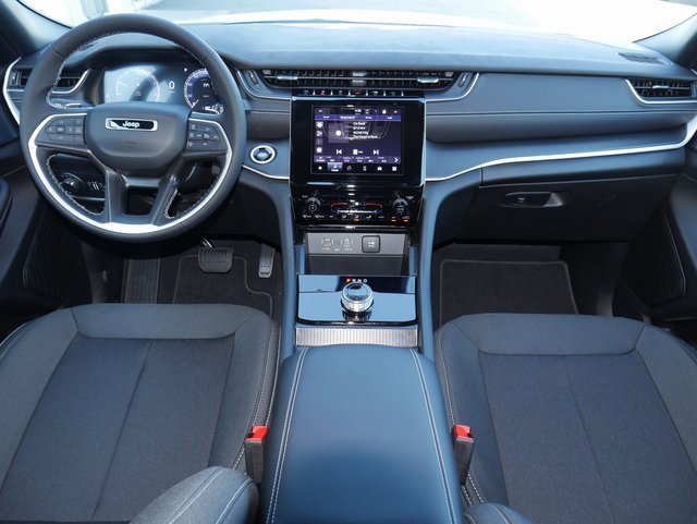 New 2025 Jeep Grand Cherokee Laredo image 5