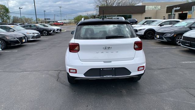 Certified 2023 Hyundai Venue Limited w/ Cargo Package FWD image 4