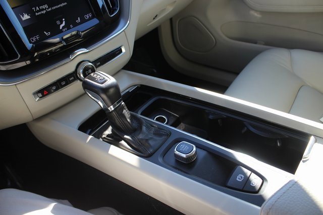 Used 2018 Volvo XC60 T6 Momentum w/ Advanced Package image 11
