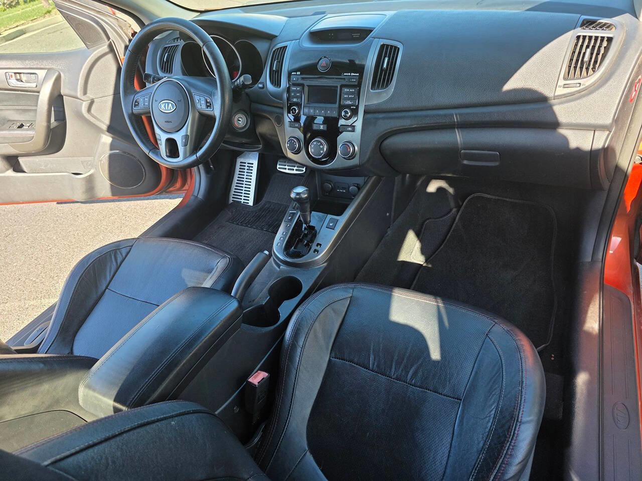 Used 2010 Kia Forte Koup SX w/ Leather Pkg FWD image 13