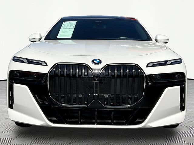 Used 2025 BMW 750e xDrive w/ Premium Package AWD/4WD image 2