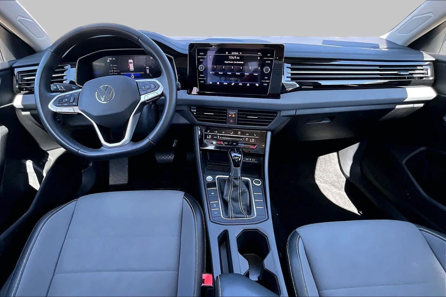 Used 2025 Volkswagen Jetta SE FWD image 10