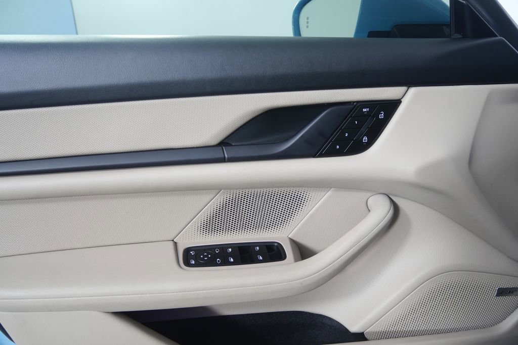 Used 2022 Porsche Taycan image 11
