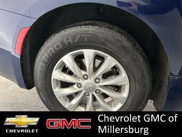 Used 2017 Chrysler Pacifica Touring-L image 12