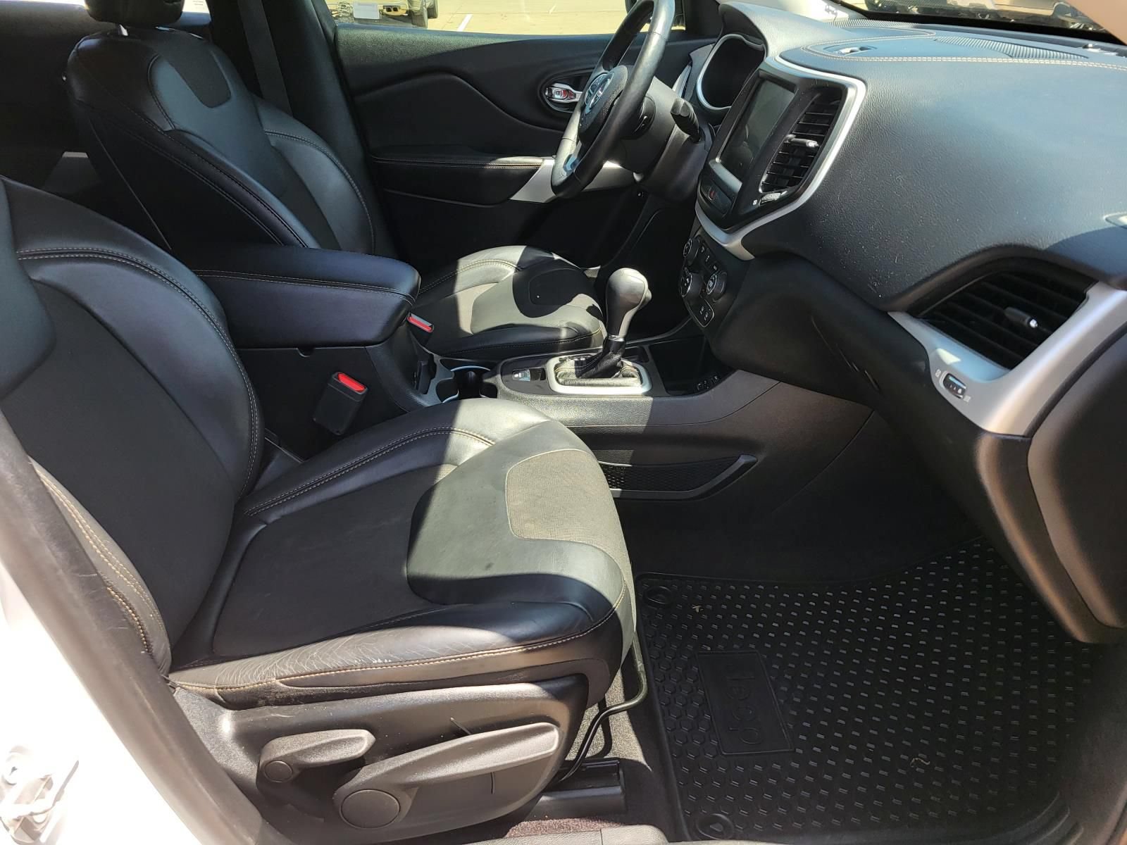 Used 2018 Jeep Cherokee Latitude Plus w/ Cold Weather Group FWD image 9
