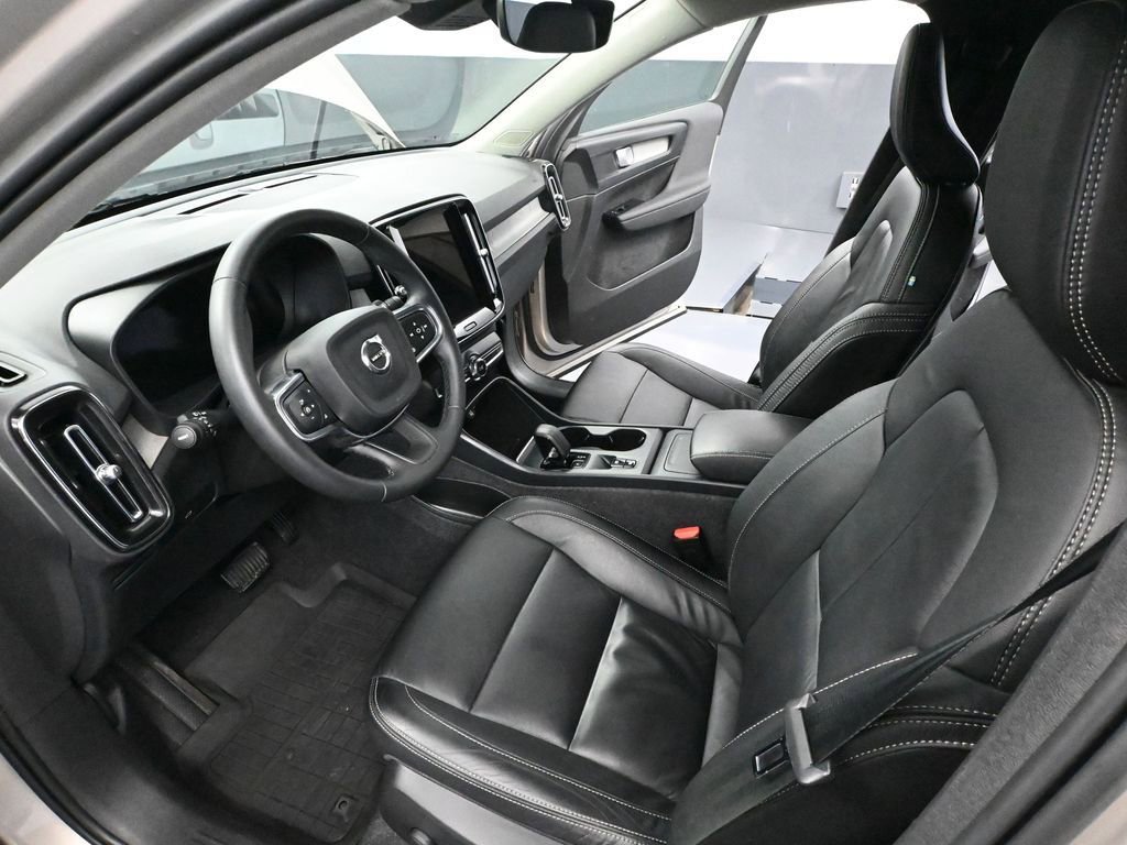 Used 2023 Volvo XC40 B5 Core image 22
