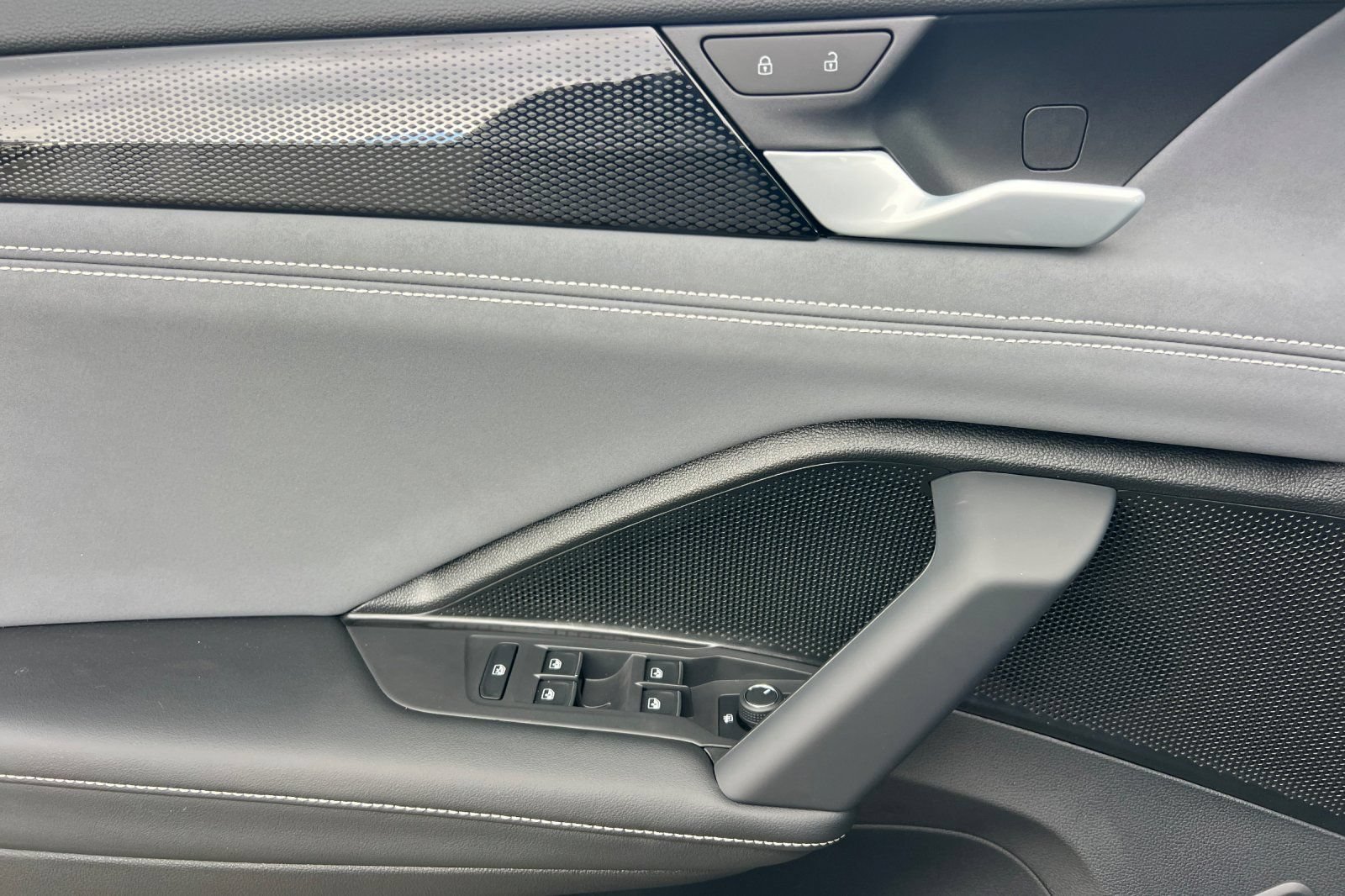 New 2026 Volkswagen Tiguan SE R-Line AWD/4WD image 11