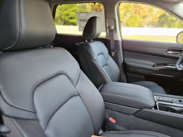 New 2025 Nissan Pathfinder SL w/ Black Appearance Package image 13