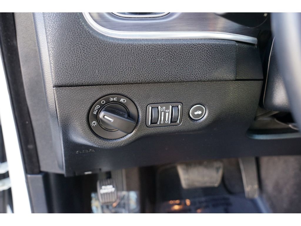 Used 2018 Dodge Charger SXT RWD image 17