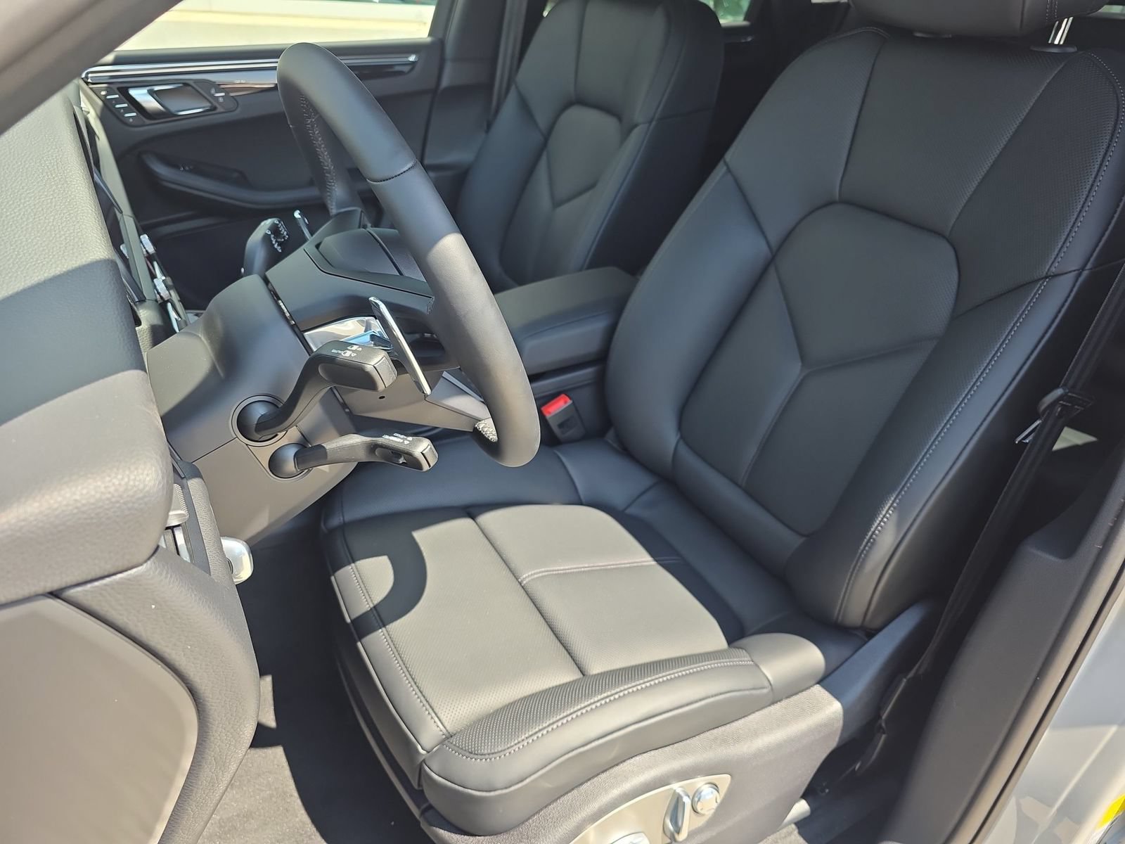 New 2026 Porsche Macan AWD/4WD image 5