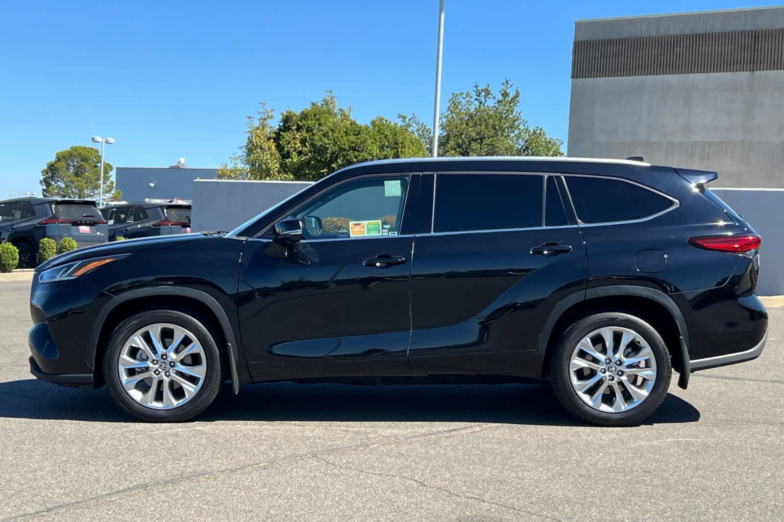 Used 2023 Toyota Highlander Limited AWD/4WD image 9