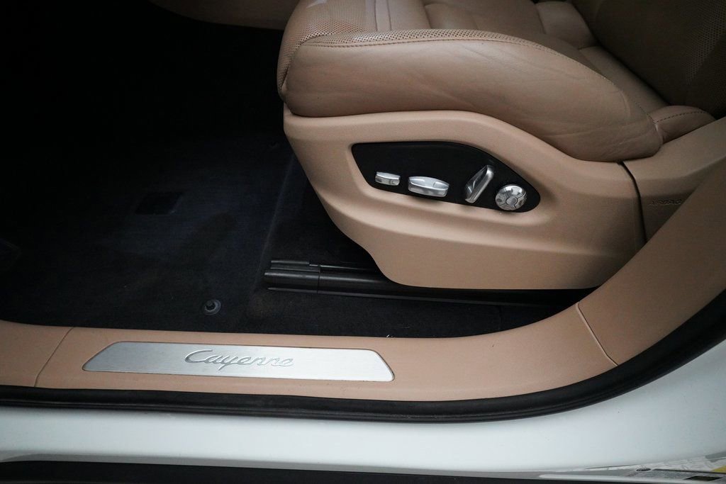 Used 2019 Porsche Cayenne E-Hybrid image 16