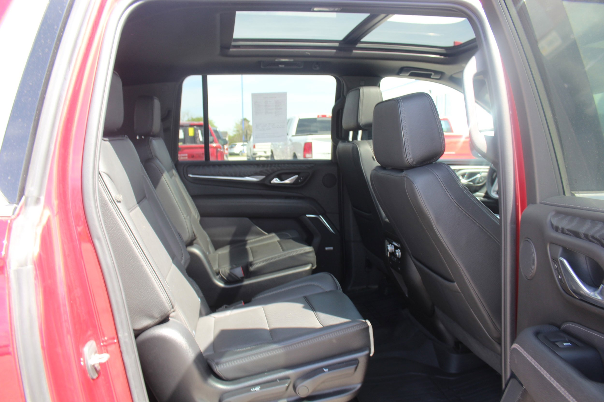 Used 2023 GMC Yukon XL Denali AWD/4WD image 18
