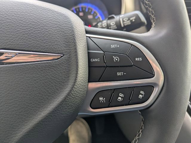 Used 2023 Chrysler Pacifica Touring-L image 20