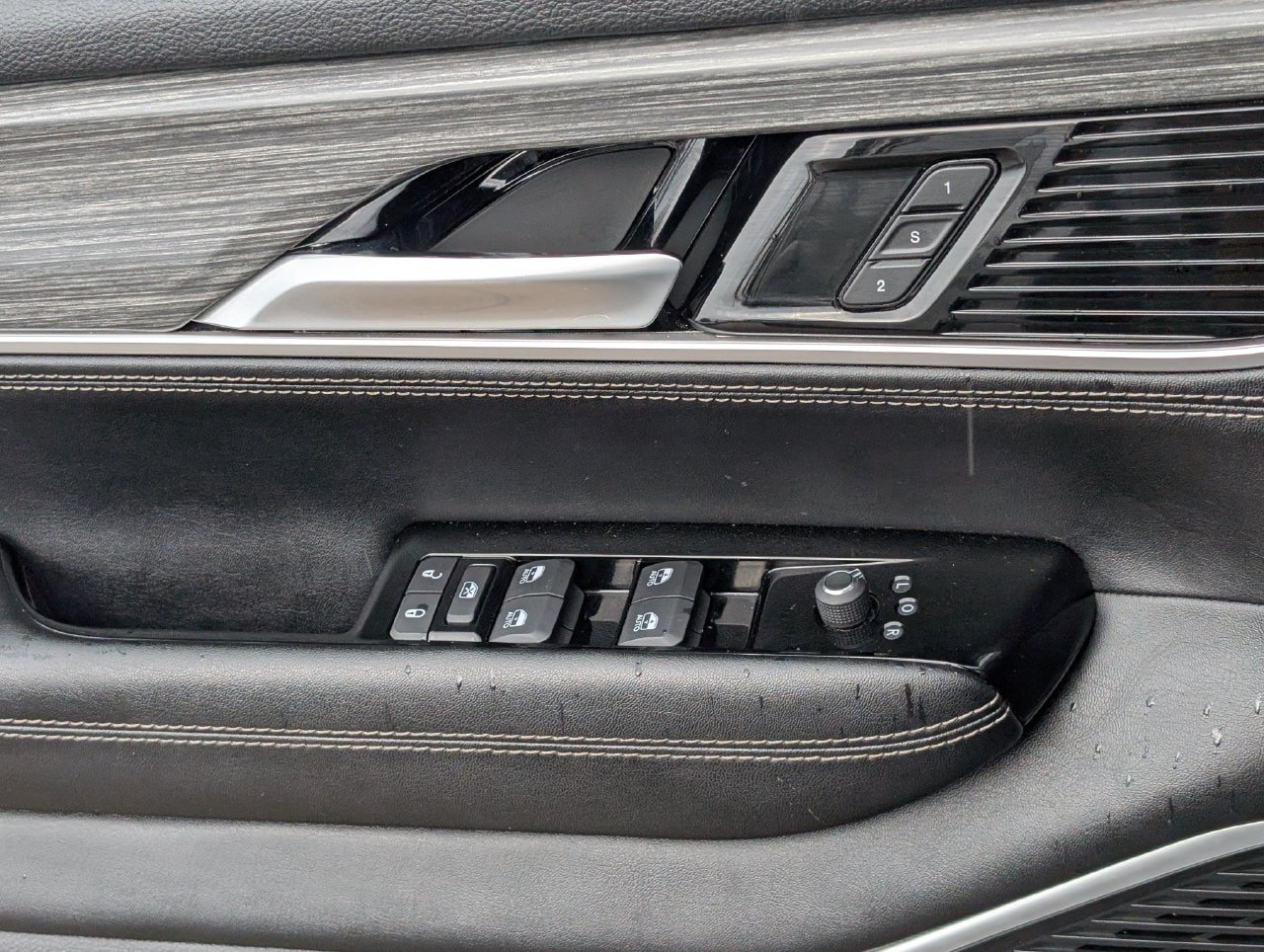 Used 2024 Jeep Wagoneer L Series II w/ Flexible Seating Group AWD/4WD image 24