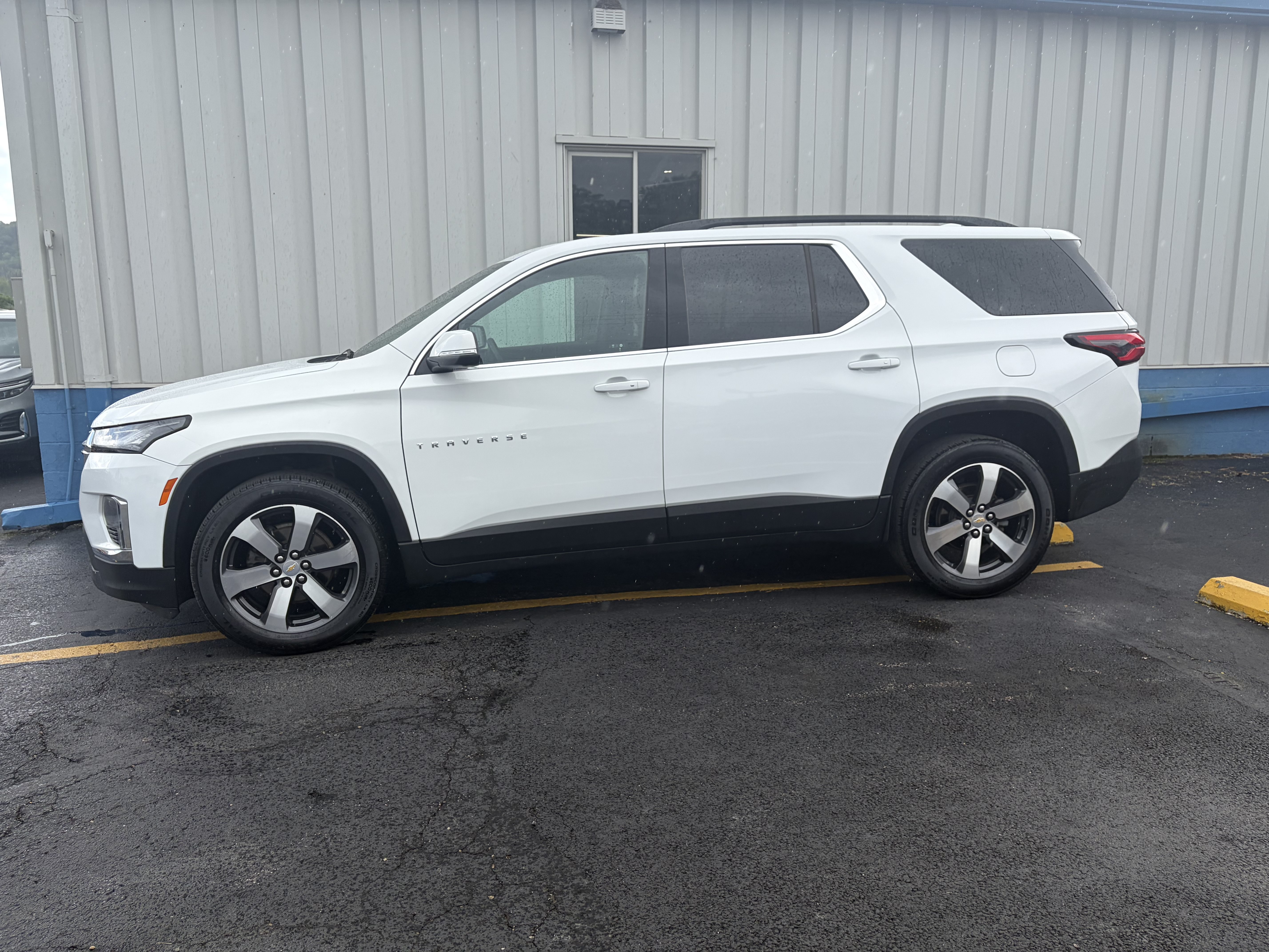 Used 2023 Chevrolet Traverse LT w/ LT Premium Package AWD/4WD image 2