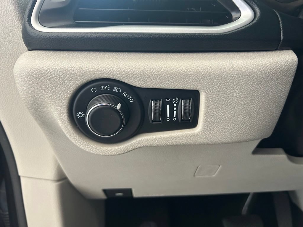 Used 2021 Chrysler Voyager Lxi FWD image 40