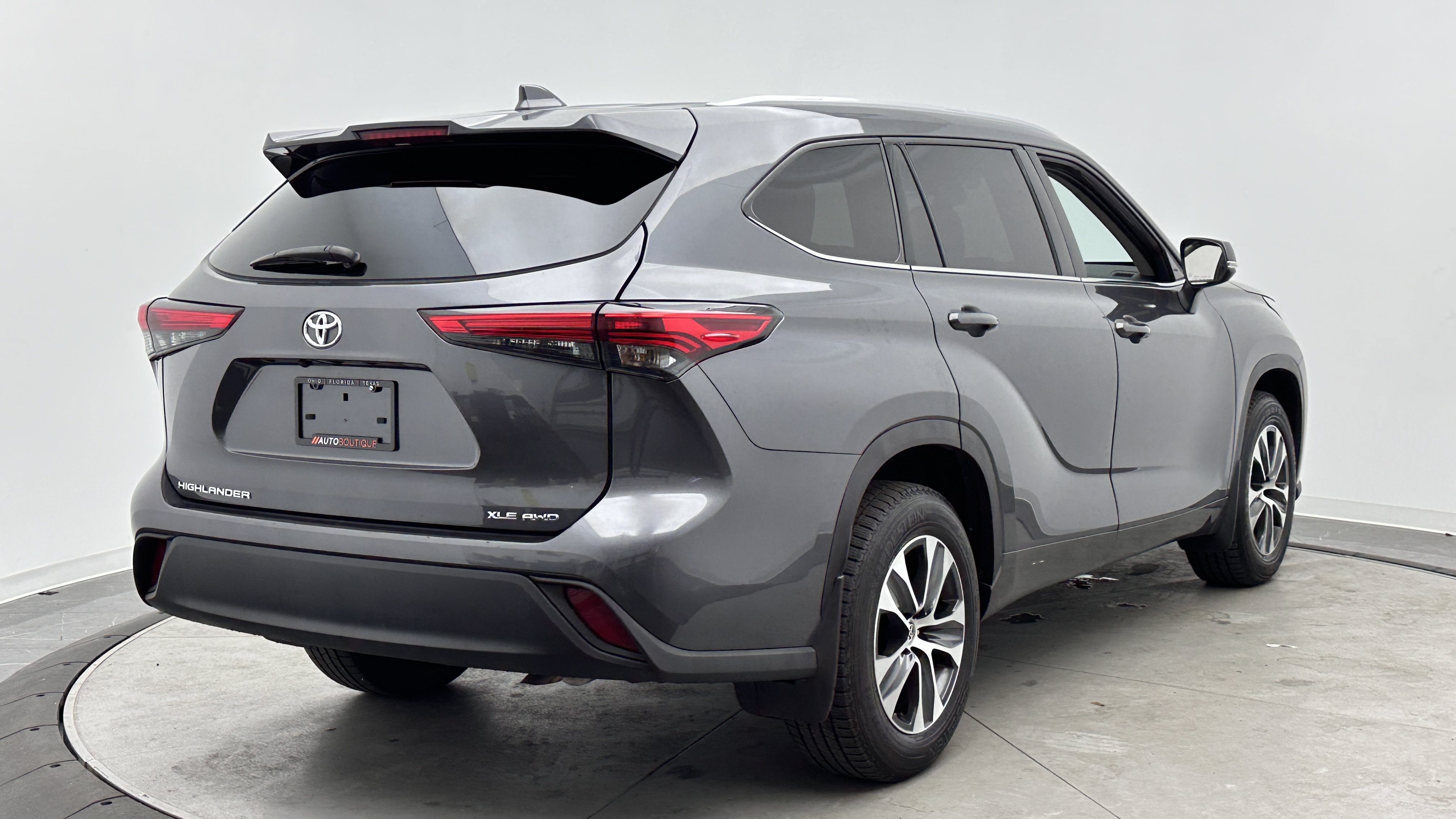 Used 2022 Toyota Highlander XLE AWD/4WD image 8