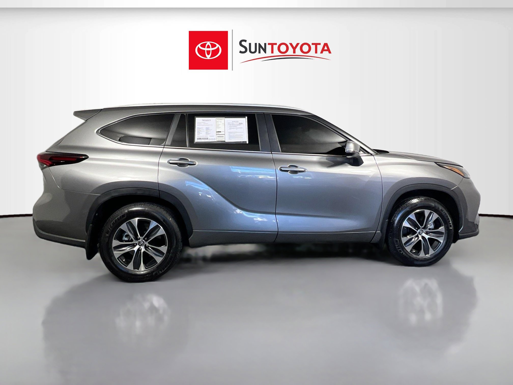 Used 2025 Toyota Highlander XLE image 2