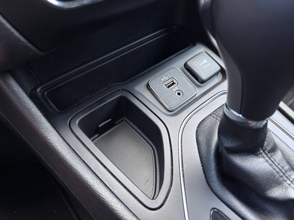 Used 2021 Jeep Cherokee Latitude Lux FWD image 42