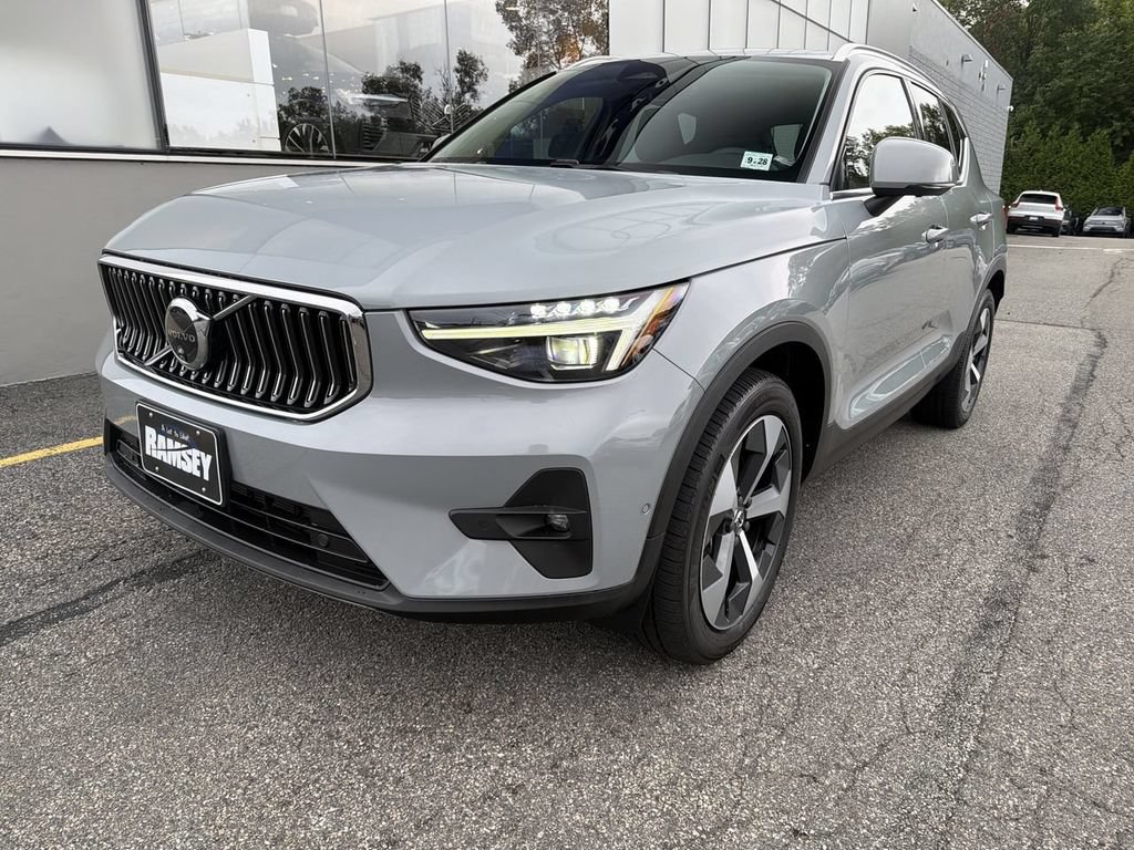 Certified 2024 Volvo XC40 B5 Plus w/ Climate Package AWD/4WD image 4