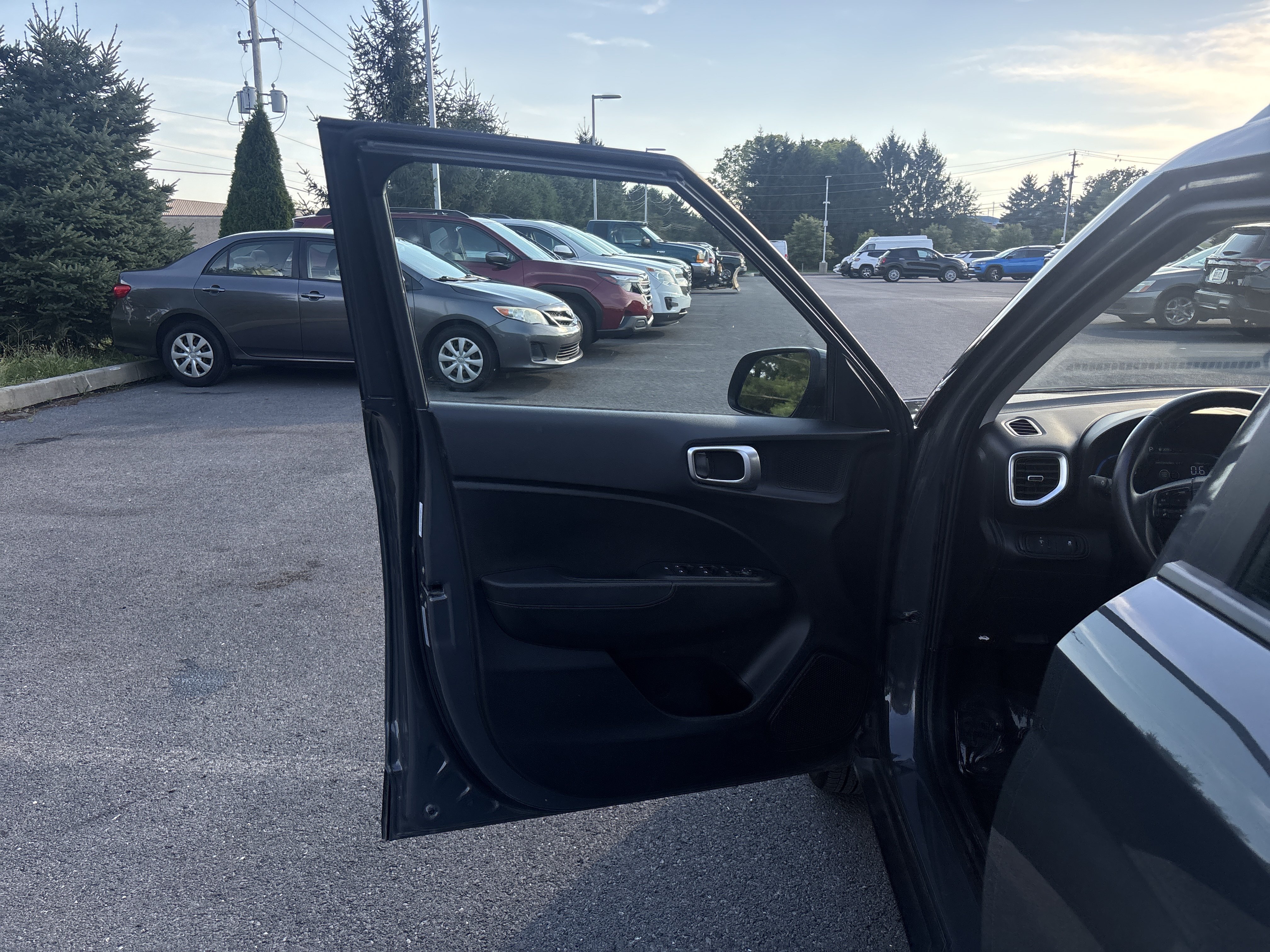 Used 2025 Hyundai Venue SEL FWD image 27