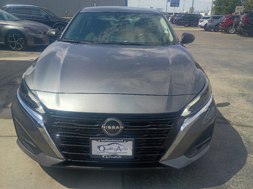 Used 2024 Nissan Altima 2.5 SV FWD image 3