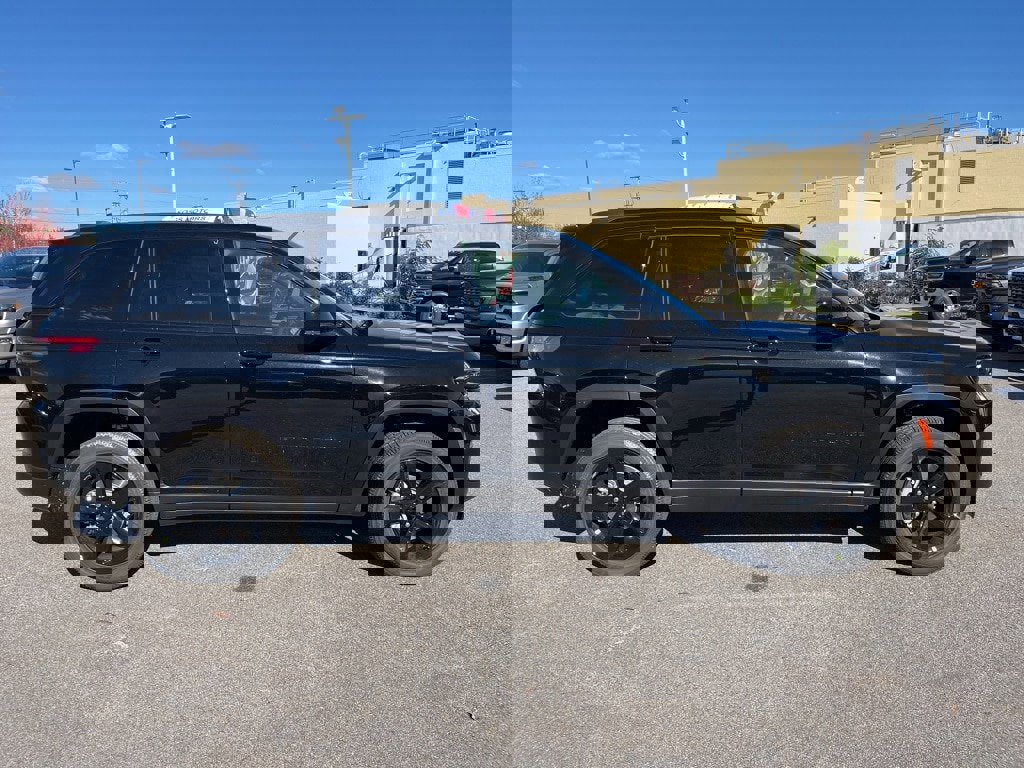 New 2025 Jeep Grand Cherokee Altitude image 8